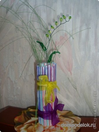 Цветок в вазе из трубочек.