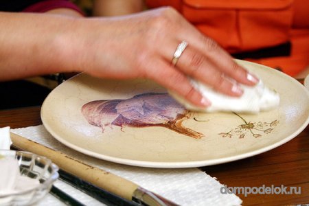 Фарфоровая тарелка в технике кракелюр