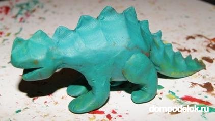 Динозавр из пластилина