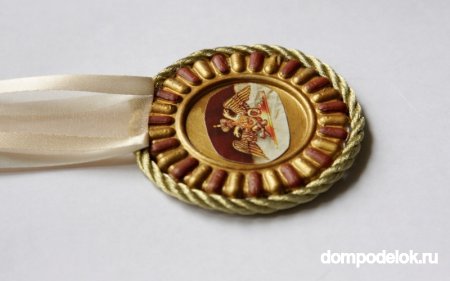 Медаль из гипса