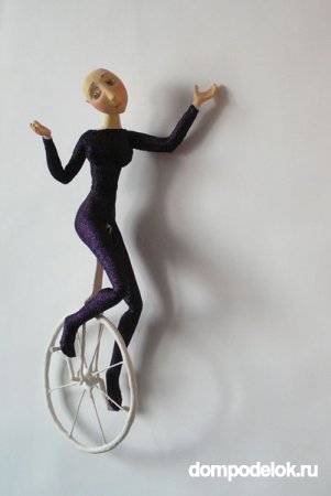 Кукла на моноцикле