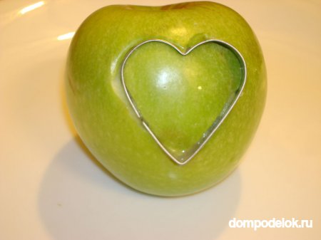 Яблоко с узором в виде сердечка
