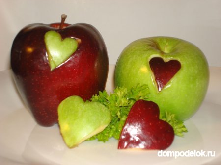 Яблоко с узором в виде сердечка
