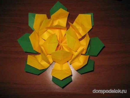 Желтая лилия из бумаги в технике оригами