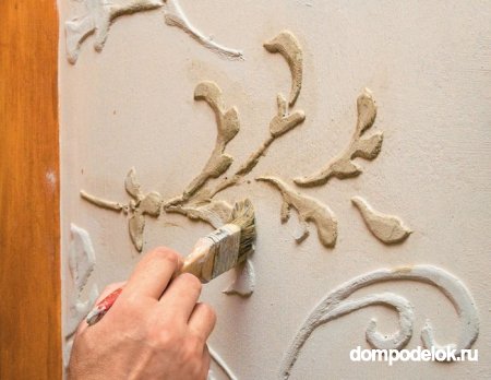 Декорирование стен объемными узорами из гипсовой шпаклевки