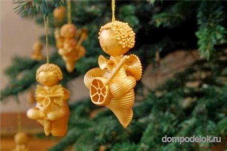 Елочная игрушка Ангелочек на Рождество из фигурных макарон