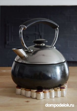Подставка для горячего чайника или сковородок из винных пробок