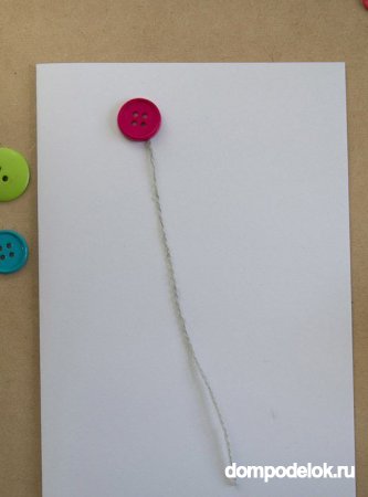 Открытка Воздушные шары из пуговиц на белой бумаге