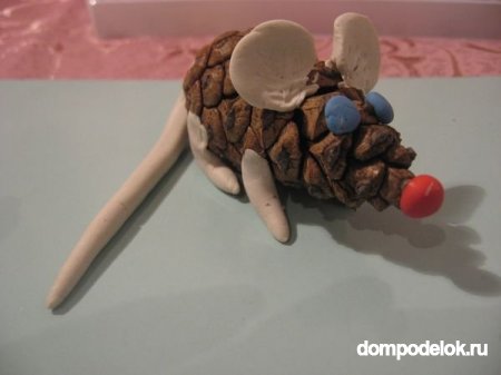 Мышка из шишки и пластилина поделка для детского сада