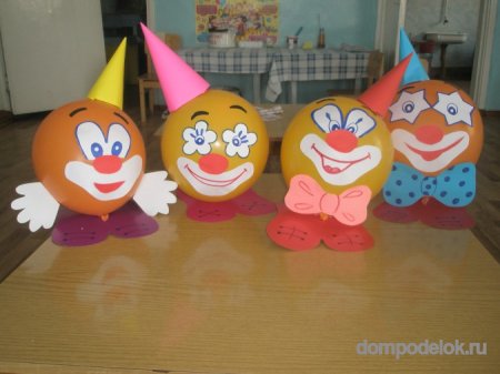 Веселые клоуны из воздушных шариков и цветной бумаги