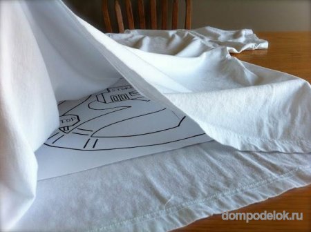 Роспись белой футболки маркерами на ткани для подарка