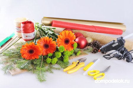 Новогодний букет-звезда на каркасе из герберов, хризантем и еловых веток с шишками