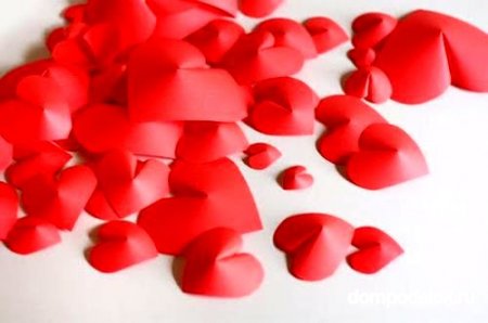Объемные сердечки вырезанные из разноцветной бумаги на День Святого Валентина