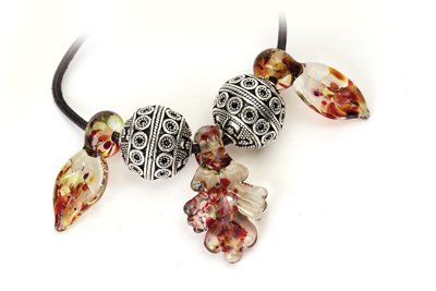 Ожерелье из листиков в технике лэмпворк