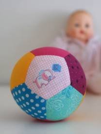 Детский мячик с погремушкой из кусочков ткани