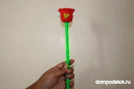 Роза из пластилина с узором в виде сердечка