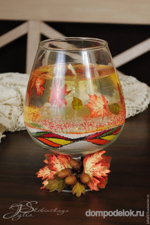 Прозрачная гелевая свеча в бокале с листьями из желудей